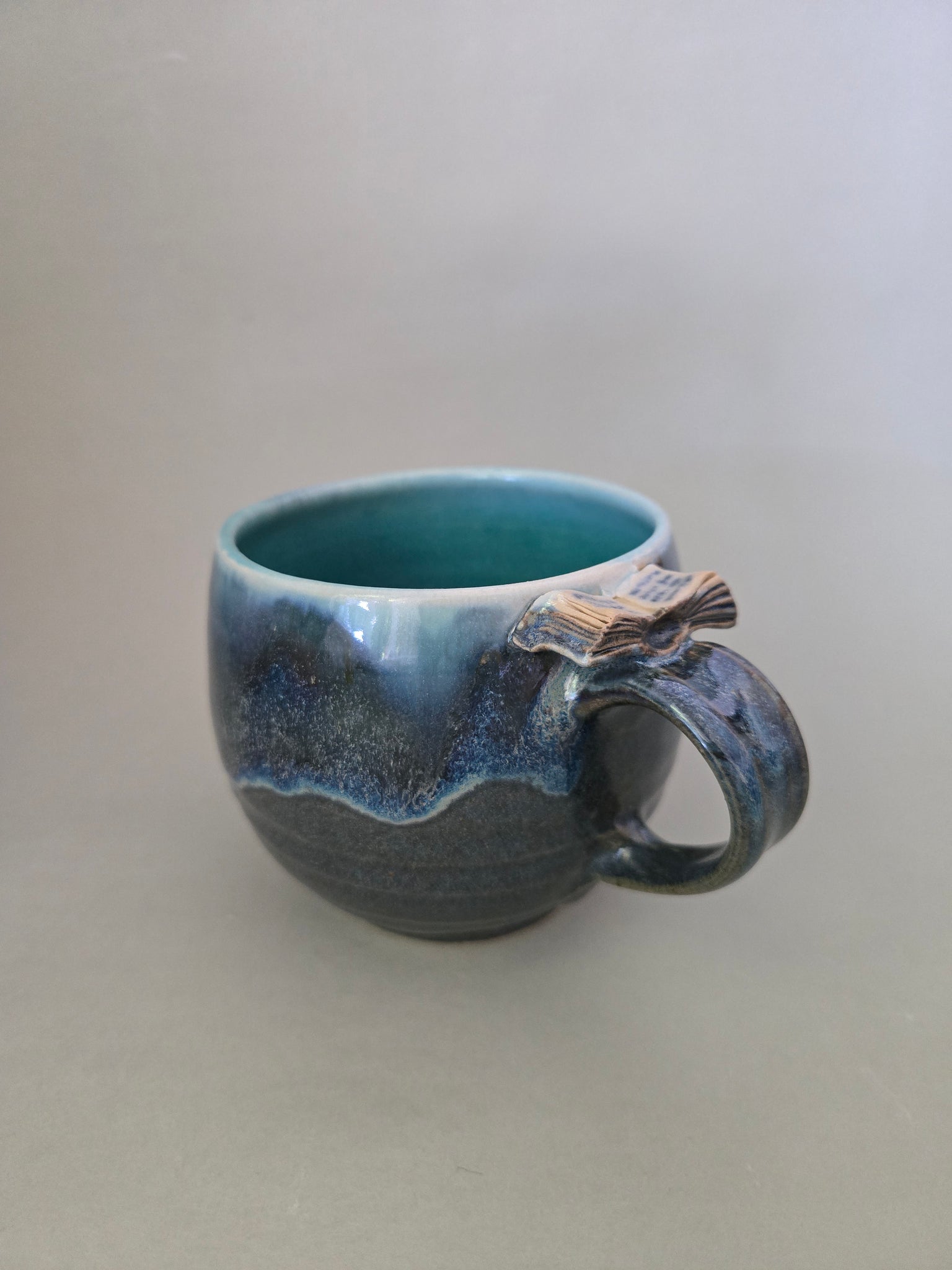 Keramik-Tasse "Schmökerzeit" mit kleinem Buch auf Henkel 0,3l