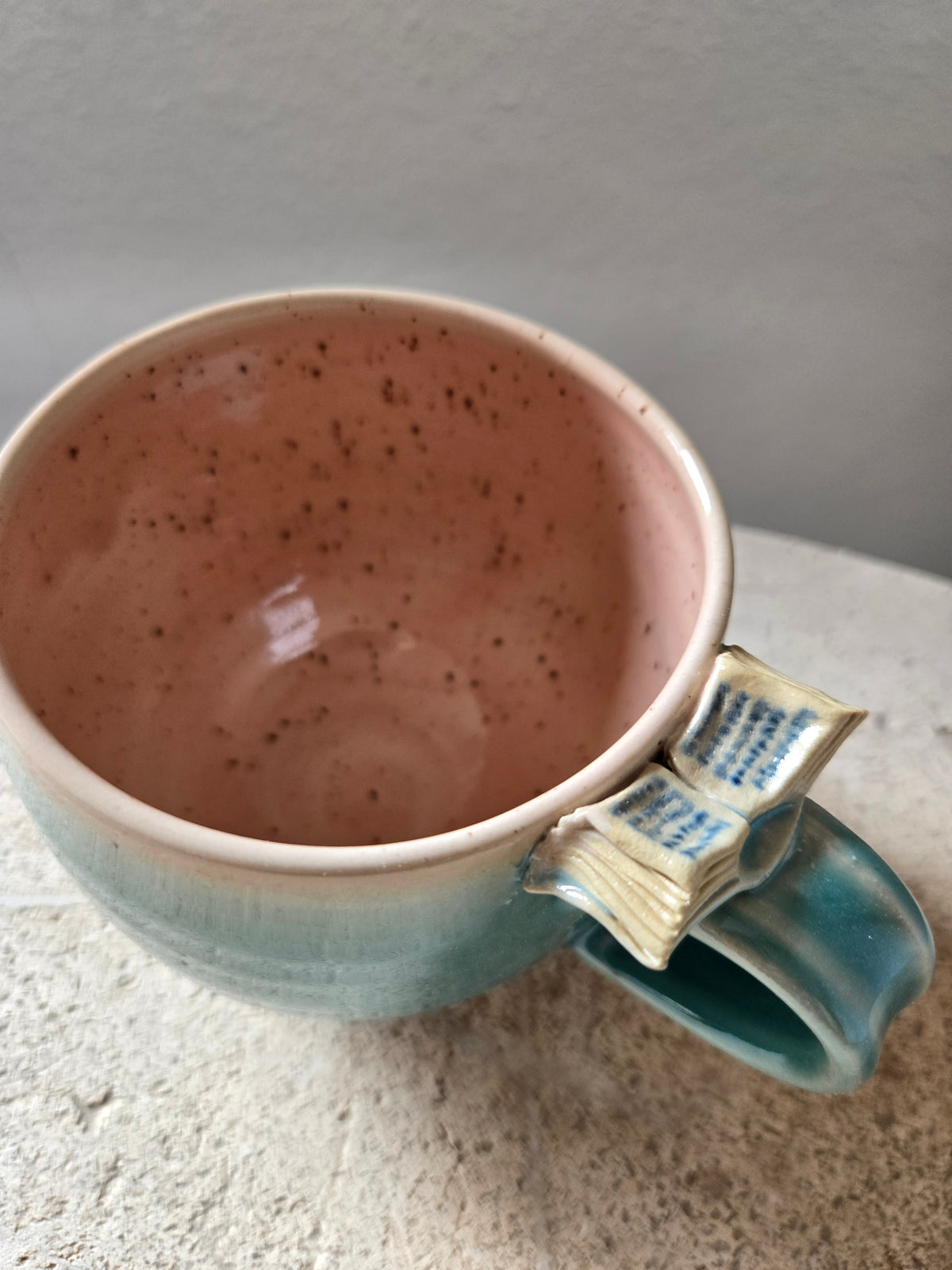 Keramik-Tasse „Schmökerzeit